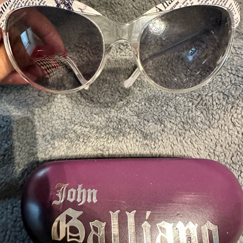 Gently used newspaper print sunglasses ❣️